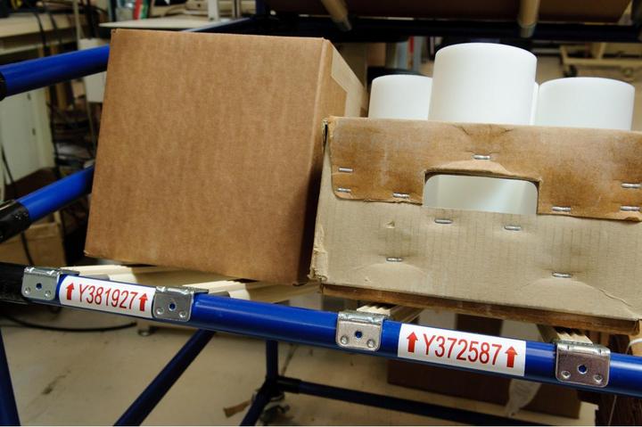 Produktbild Brady M4C-1000-595-WT-RD, Vinyl, Rot auf weiss, 25.40 mm x 7.62 m, permanent, Endlos (2.54 cm)