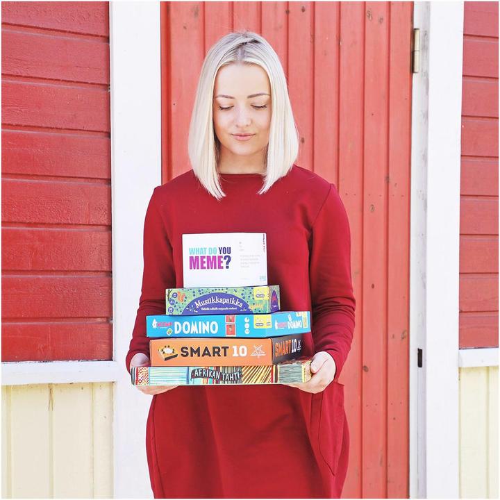 Actual product image Martinex Peliko 40861956 board/card game What Do You Meme? 90 min Party (Finnish)