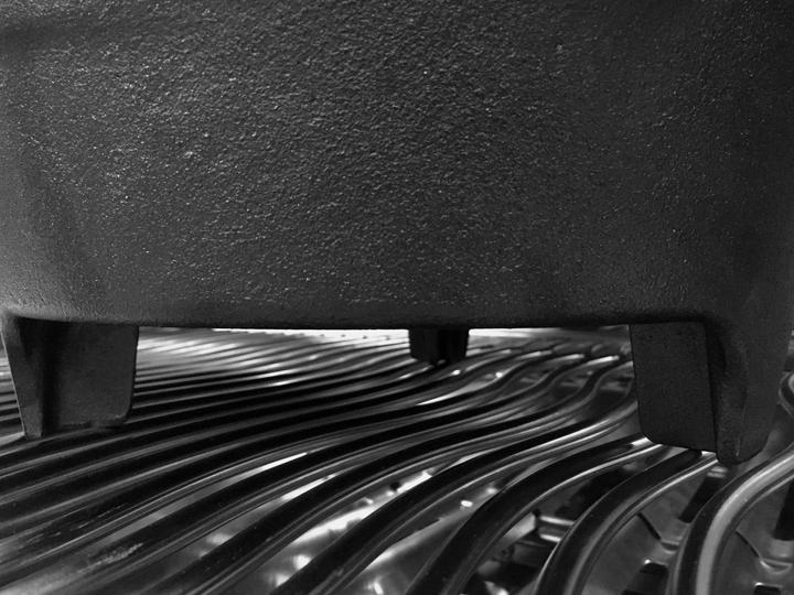 Produktbild Outdoorchef Dutch Oven 04 - 3,8 Liter - inkl. Starterset mit Gusseisen-Pflege, Ringreiniger, Deckelh