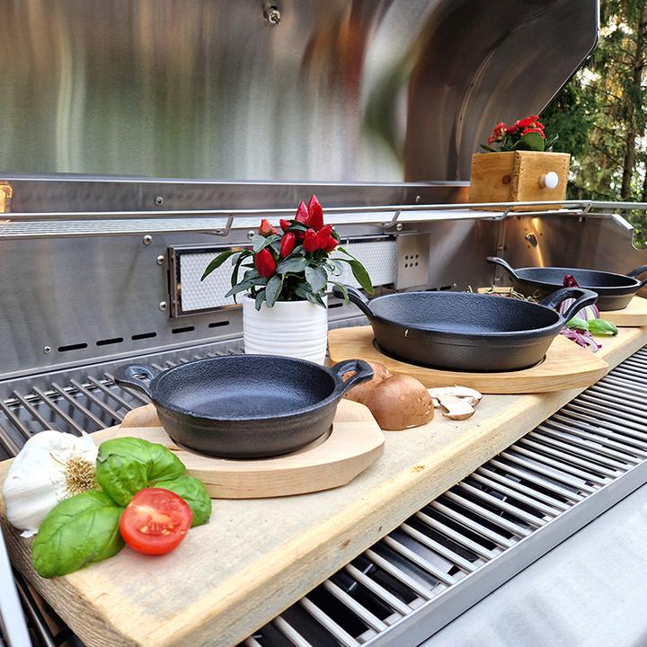 Productafbeelding All'Grill Gietijzeren pan met 2 handgrepen Ø 18 cm en houten onderzetter (18 cm, Gietijzer)