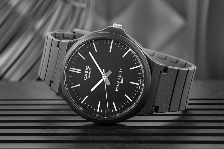 Produktbild Casio MW-240-1E2V (Analoguhr, 43.60 mm)