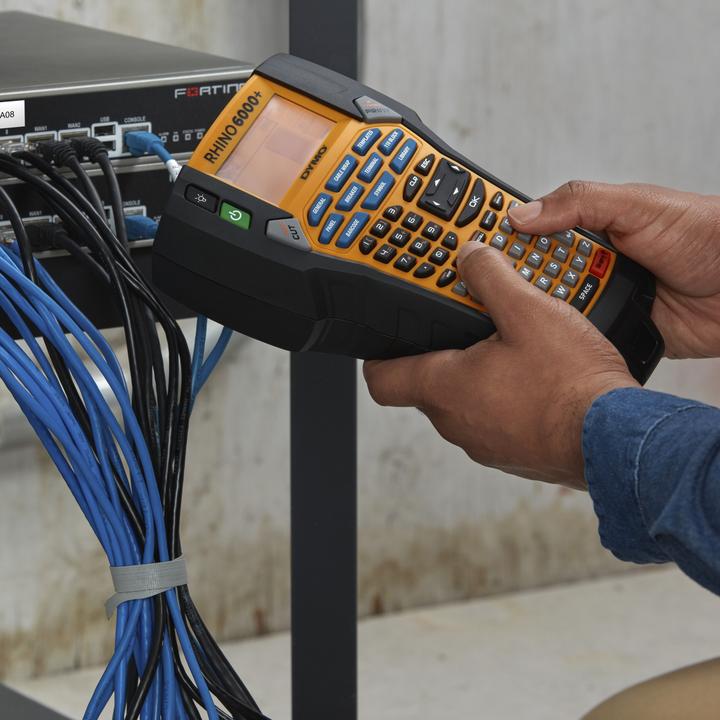 Produktbild Dymo Rhino 6000+ im stabilen Hartschalenkoffer ABC UK