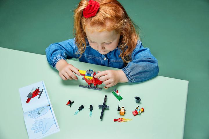 Produktbild LEGO Feuerwehrhubschrauber (60318, LEGO City)