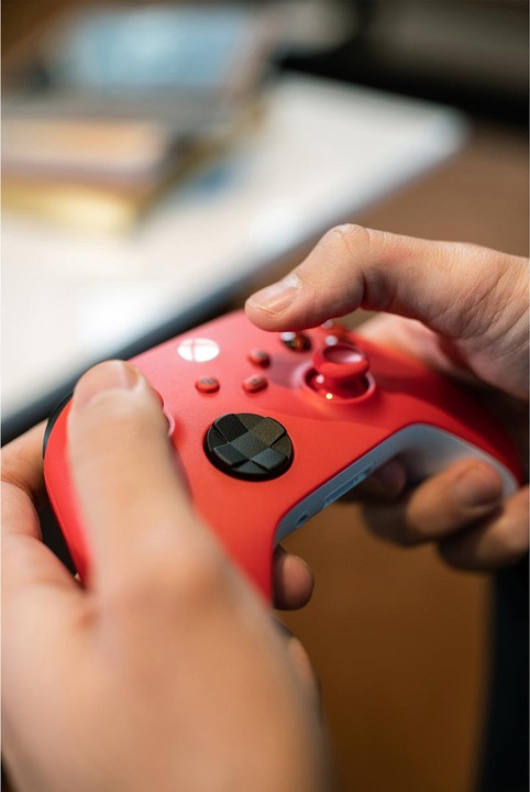 Immagine prodotto Microsoft Xbox Wireless Controller - Pulse Red (Xbox One S, Xbox Serie S, PC, Xbox One X, Xbox Series X)