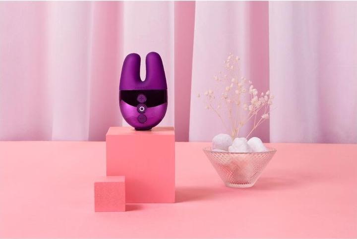 Actual product image Le Wand Lay-on vibrator "Double Vibe" Cherry