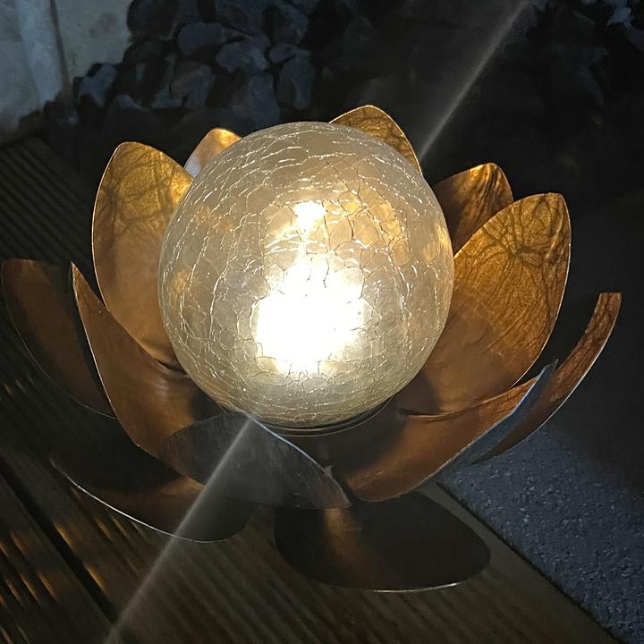 Produktbild EZ Solar Lotusblume Solar LED Gartenlicht mit einer warmweissen LED, Solarpanel und Akku (IP44)