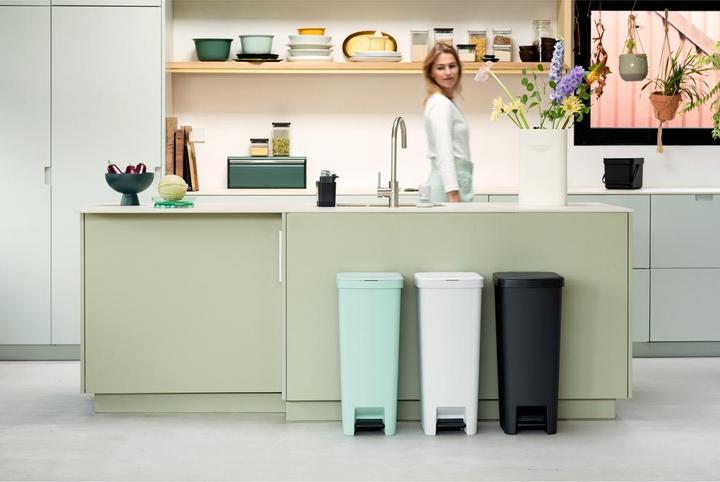Actual product image Brabantia StepUp waste bin (40 l)