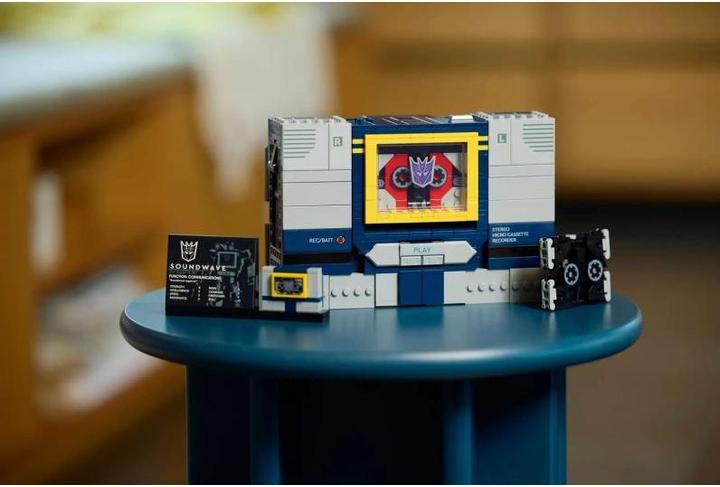 Actual product image LEGO Transformers: Soundwave (LEGO Icons)