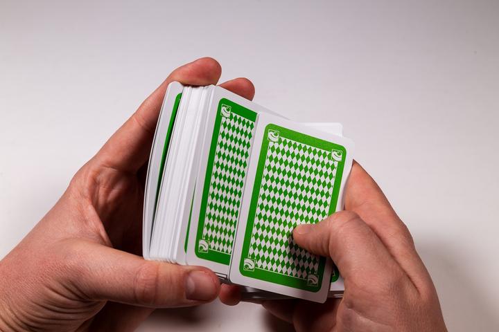 Produktbild Clown games Spielkarten 100% Plastik Set 2 (Deutsch, Englisch, Französisch, Italienisch, Niederländisch, Spanisch)