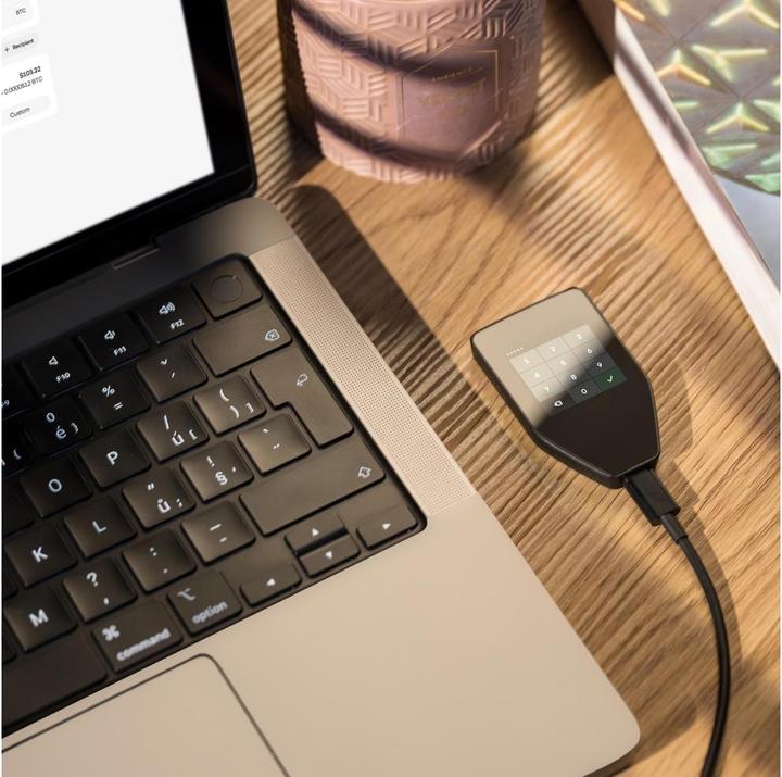 Productafbeelding Trezor Safe 5 - Zwart grafiet (Bitcoin, Ethereum Klassiek, Cardano, Dogecoin, Litecoin, Bitcoin Cash, Stellaire, Meer)