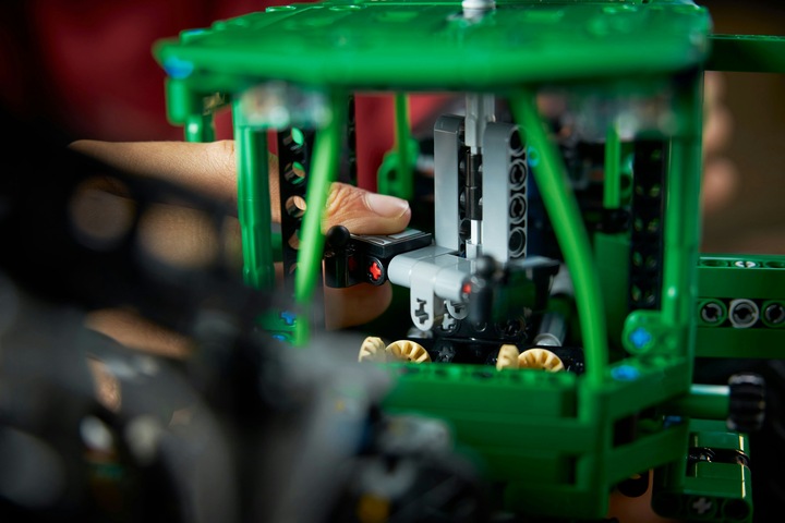 Actual product image LEGO John Deere 948L-II Skidder (42157, LEGO Technic)