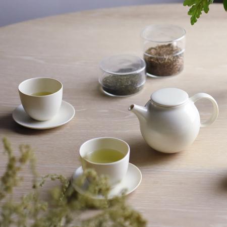 Actual product image KINTO PEBBLE - Teekanne mit Tee-Ei aus Stahl - Weiss 480 ml