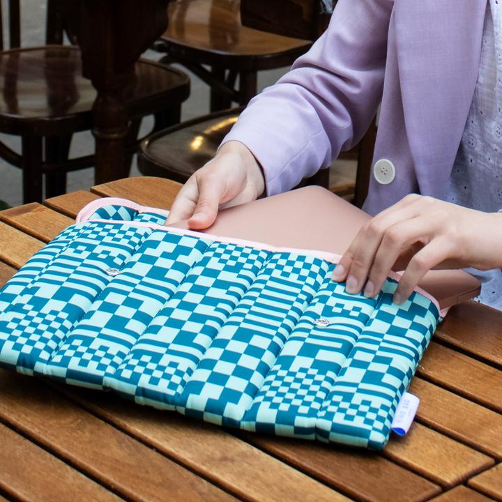 Actual product image Kind Bag Laptop Sleeve 13" Trippy Check (13", Universal)