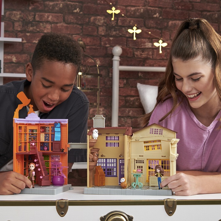 Produktbild Spin Master Wizarding World Harry Potter - Diagon Alley (Winkelgasse) Spielset mit Licht und Sound sowie 2