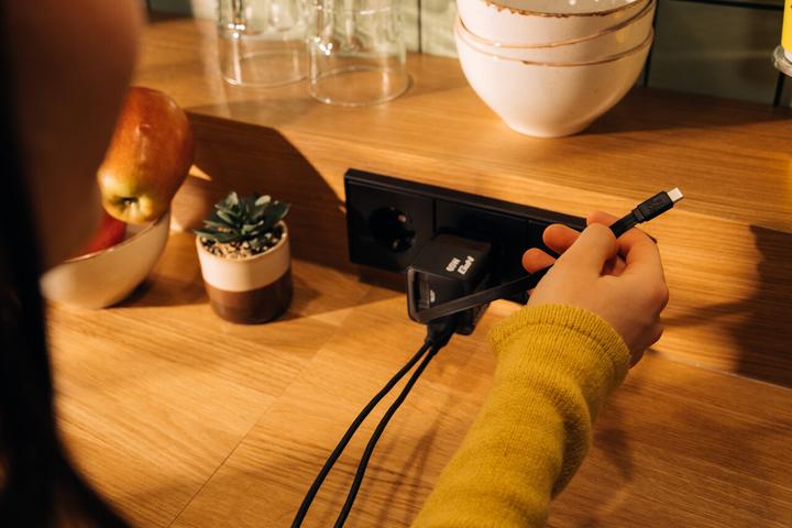Image du produit Verbatim GaN Charger Retractable Cable (65 W, 3 ports)