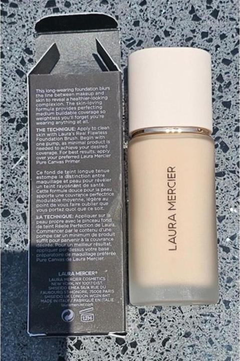 Immagine prodotto Laura Mercier Real Flawless Weightless Perfecting Foundation 1 Fl Oz (0N1 Seta)