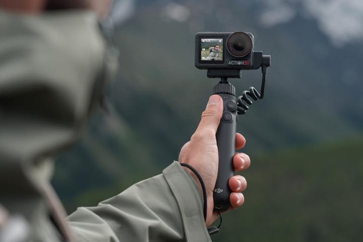 Actual product image DJI Osmo Action Multifunctional Charging Handle (Osmo Action 5 Pro)