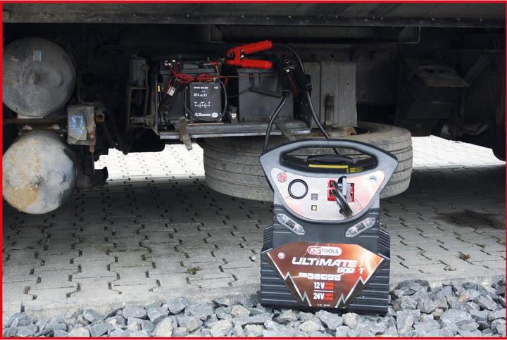 Produktbild KS Tools 12 V + 24 V Batterie-Booster, mobiles Starthilfegerät 2340 A (6200 A, 25000 mAh)