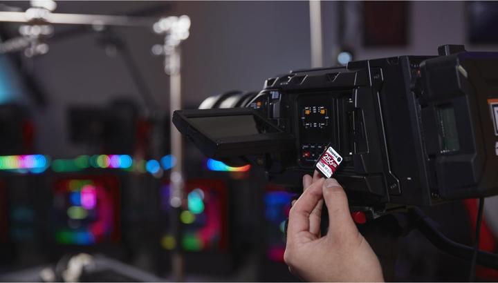 Actual product image Kingston Canvas React Plus (256 GB, SDXC, U3, UHS-II)