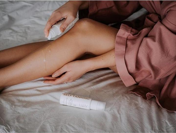 Produktbild Luuv Selbstbräuner Trockenöl 100ml Mitteltönig Ecocert COSMOS Natural Certified (Selbstbräunungsöl, 100 ml)