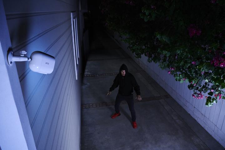 Image du produit Arlo Essential Spotlight, pack de 3 caméras, blanc (1920 x 1080 Pixels)