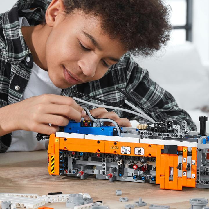 Actual product image LEGO Technic 42128 Heavy tow truck (42128, LEGO Technic)
