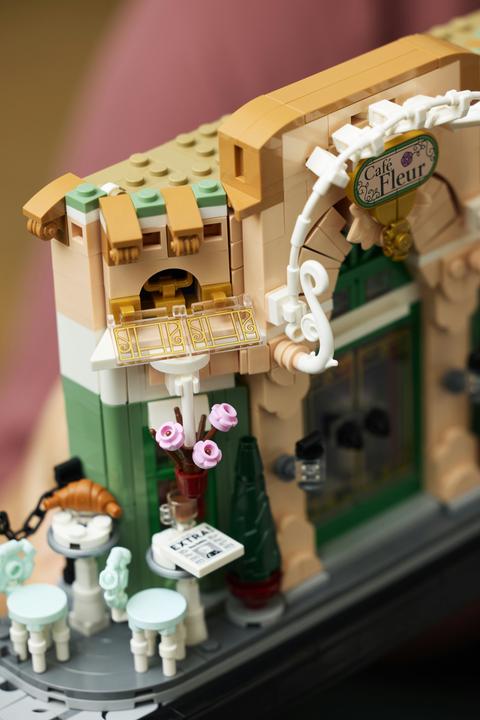 Actual product image LEGO French Café (10362, LEGO Icons)