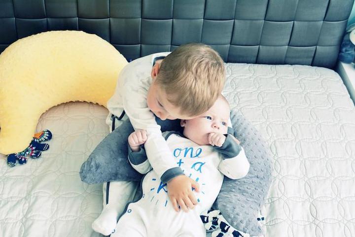 Produktbild La Millou Nursing pillow Chic chick Velvet touch - Raffaelo (50 cm)