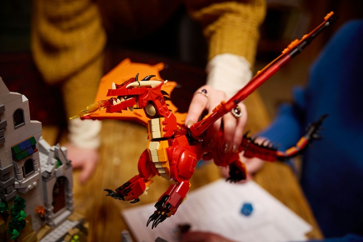 Immagine prodotto LEGO 21348 Dungeons & Dragons: La saga del Drago Rosso (21348, LEGO Ideas, Set LEGO rari)