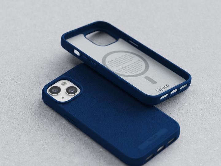 Image du produit Njord Étui rigide en daim MagSafe bleu marine (Apple iPhone 15)