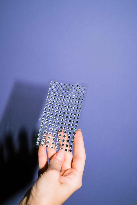 Produktbild Noya Selbstklebende Strasssteine für Gesicht & Körper – Silber (220 Stück, Festival Deko)