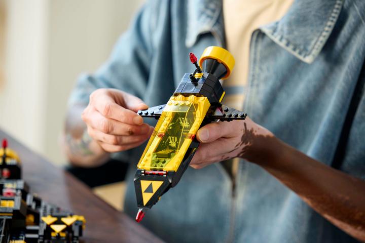 Actual product image LEGO Blacktron Renegade (10355, LEGO Icons, LEGO Rare Sets)