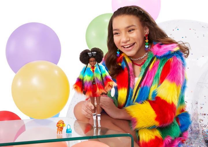 Produktbild Barbie Extra Doll - Regenbogenmantel