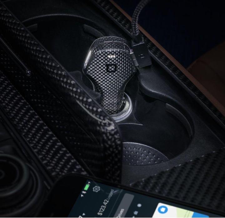 Actual product image nonda Car Charger ZUS Smart Car Charger Carbon Fiber 2.4 A