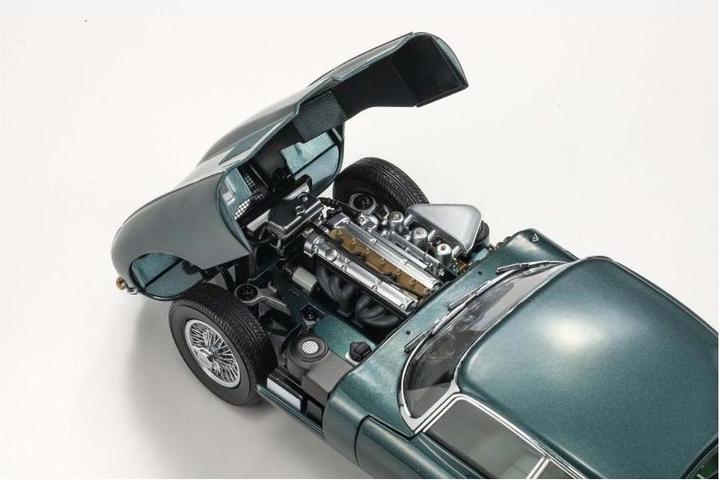 Actual product image Kyosho Jaguar Type-E 3.8L Coupe MK1 1961 Dunkelgrün, 1:18