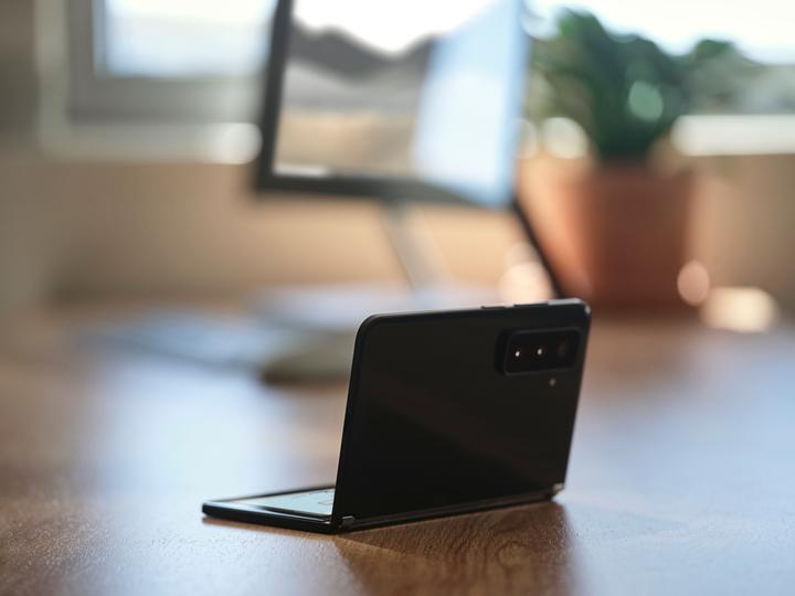 Produktbild Microsoft Surface Duo 2 B2B (128 GB, Obsidian, 8.30", SIM + eSIM, 5G)