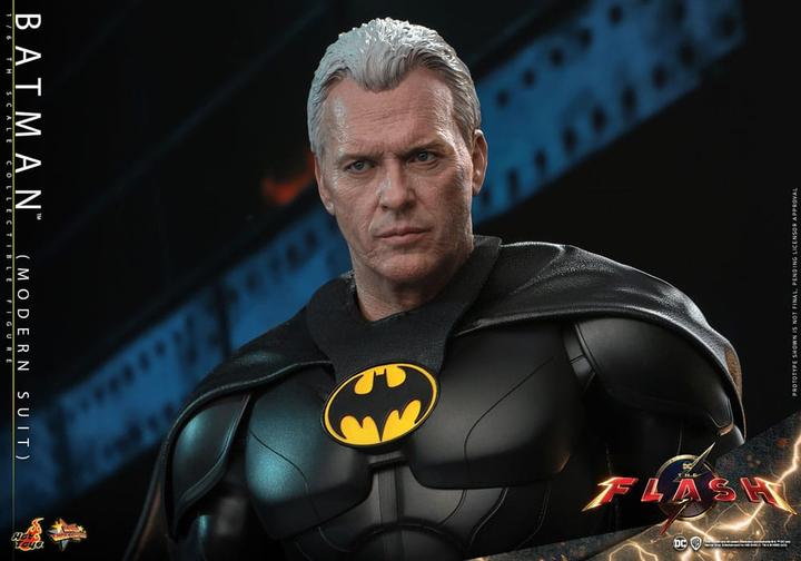 Actual product image Hot Toys The Flash figurine Movie Masterpiece 1/6 Batman (Modern Suit) 30 cm