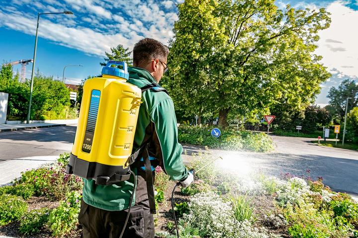 Immagine prodotto Gloria Haus und Garten 000067.0000 Zaino irroratore a batteria 18V 12l senza batteria Zaino irroratore 12 l (0000 (12 l)