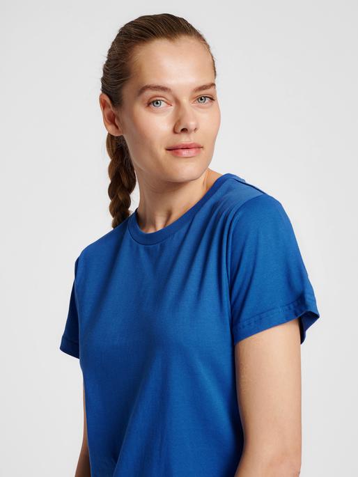 Actual product image hummel Hmlred Basic T-Shirt S/S Woman (S)