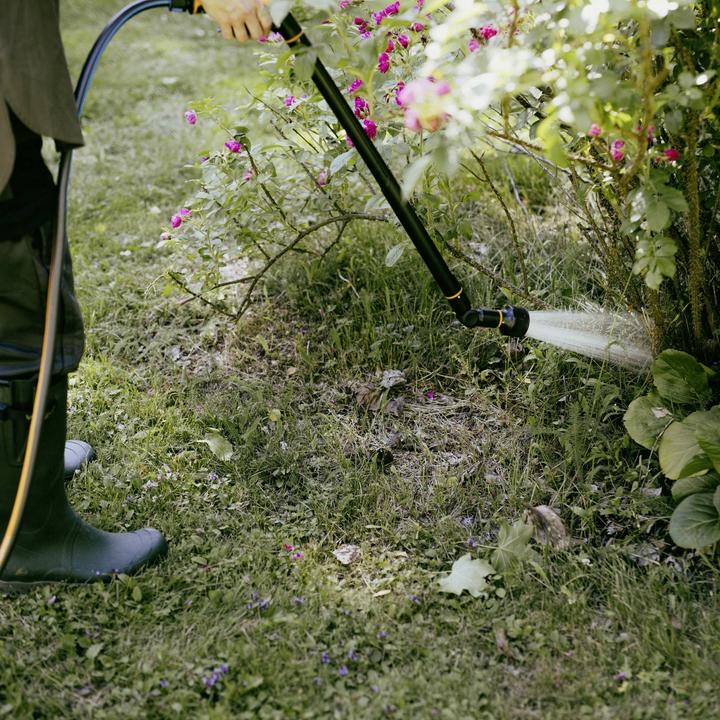 Actual product image Fiskars Watering wand with 2 functions, Swivel SoftGrip nozzle head, Flow control with front regulator