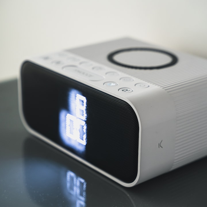 Actual product image KSIX Wuad Alarm Clock Wireless Charger 10w Bluetooth Speaker Fm Radio