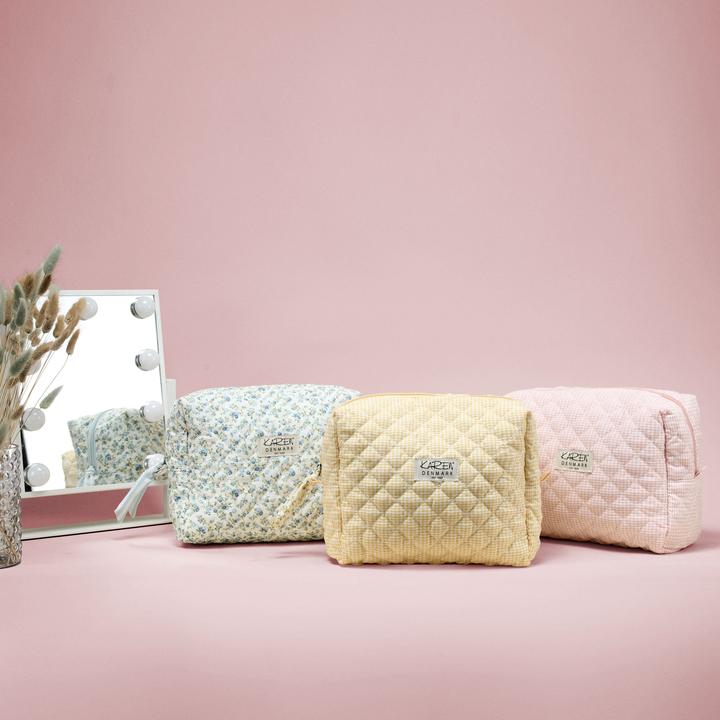 Productafbeelding Karen Stor toilettaske i gul smblomstret quilt