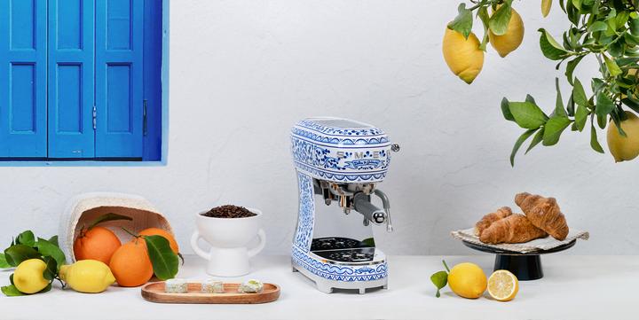 Actual product image Smeg Dolce & Gabbana Espressomachine ECF02DGBEU