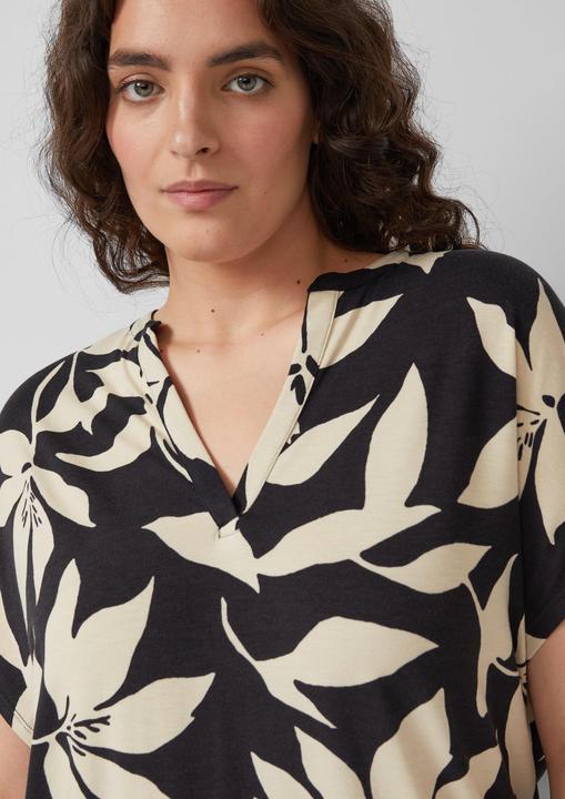 Produktbild s.Oliver Gemustertes Jersey-T-Shirt mit V-Ausschnitt (46)