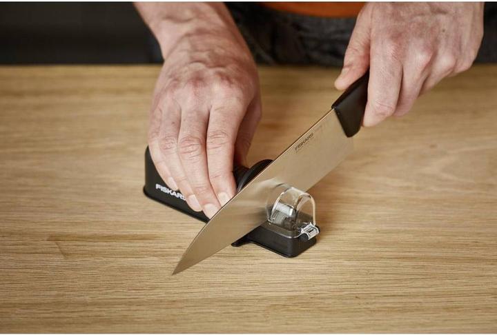 Actual product image Fiskars 1065598 Essential Roll-Sharp™ knife sharpener