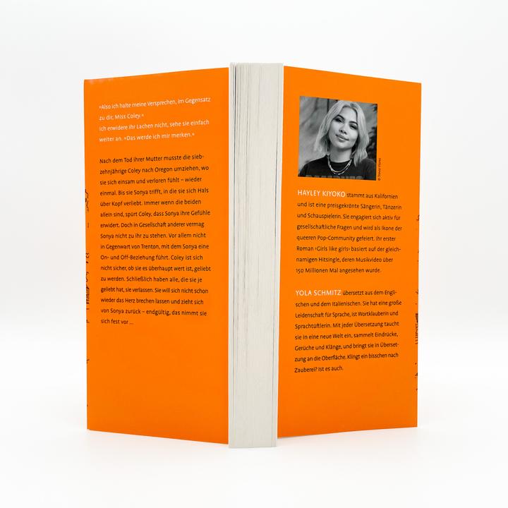 Actual product image Girls like girls – Sag mir nicht, wie ich mich fühle (German, Hayley Kiyoko, Yola Schmitz, 2023)