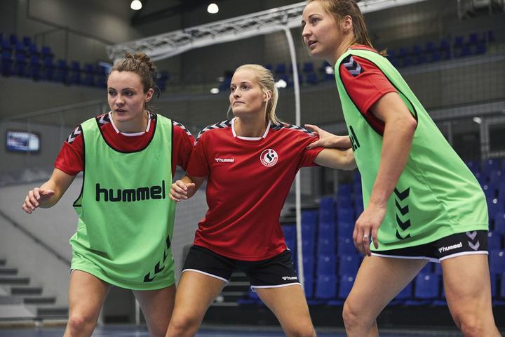 Actual product image hummel Authentic Poly Jersey Woman S/S (XS)