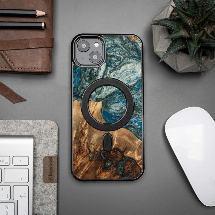 Actual product image Bewood Wood and resin case for iPhone 15 Plus MagSafe Unique Planet Earth - blue-green (Apple iPhone 15 Plus)