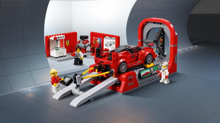 Actual product image LEGO FXX K and development centre (75882, LEGO Speed Champions)