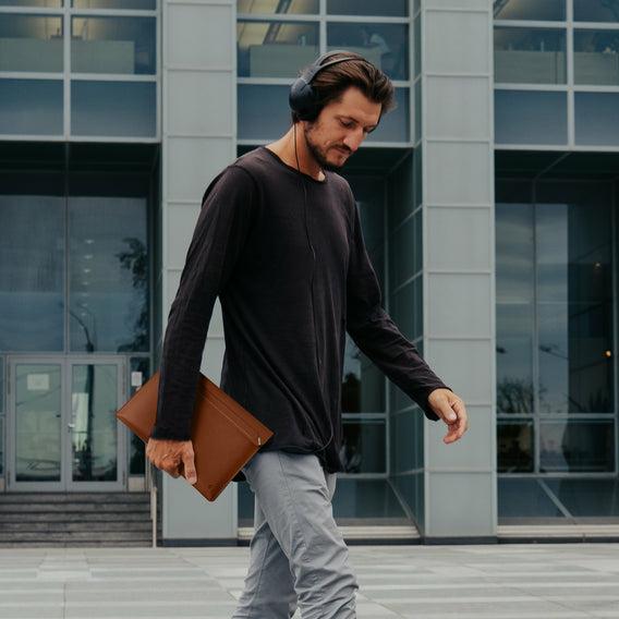 Produktbild Spigen Valentinus Sleeve Laptop 15-16 brązowy/classic brown AFA06419 (16", Universal)